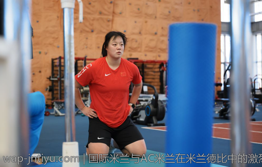 国际米兰与AC米兰在米兰德比中的激烈碰撞